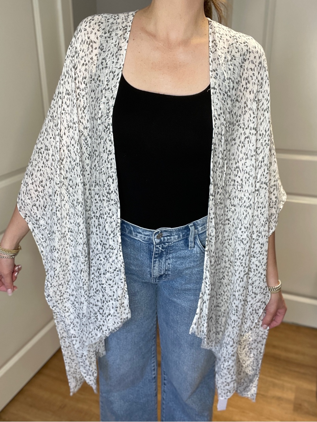 Gentle Fawn White And Gray Lightweight Printed Kimono Cardigan